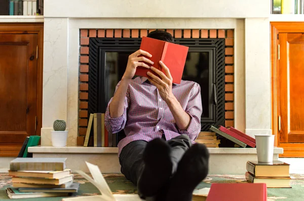 Jeune Homme Lit Livre Assis Sur Tapis Plein Livres Dans — Photo