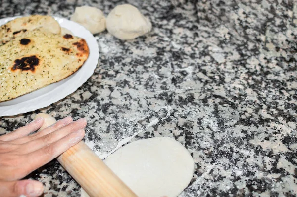 Chef Preparando Naan Casero Pan Indio Asiático Proceso Preparación Amasar — Foto de Stock