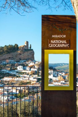 Motefrio, İspanya - Şubat 2020: National Geographic 'e bakarak Granada' daki Montefrio köyünün manzarası. Dünyanın en iyi manzarasına sahip köylerden biri..