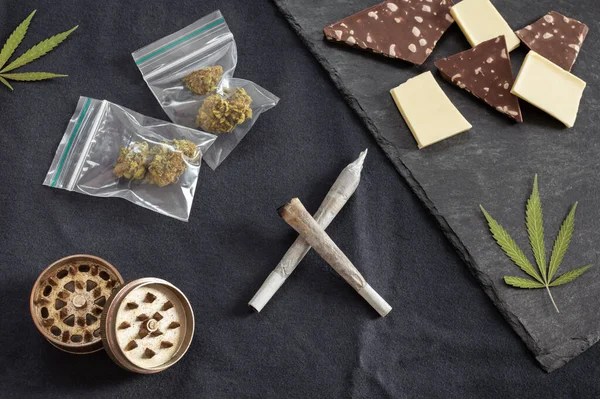 Erba Dolci Articolazioni Foglie Marijuana Boccioli Sacchetto Plastica Macinino Accompagnati — Foto Stock