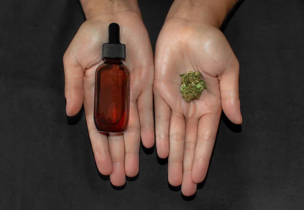 Handen Die Een Marihuanaknop Een Fles Cbd Olie Tonen Vergelijken — Stockfoto