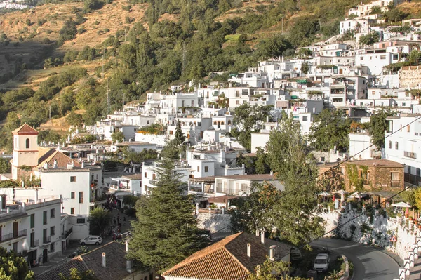 İspanya 'nın Granada kentindeki Pampaneira köyünün manzarası. Güneşli bir günde Alpujarra Granadina 'da Pampaneira ve dağların güzel manzarası.