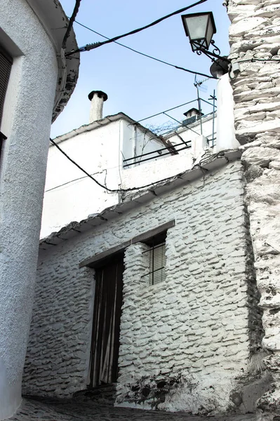 마을의 길모퉁이에 벽돌로 이보입니다 스페인 그라나다의 지역에 도시의 — 스톡 사진
