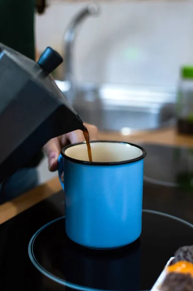 Close Van Persoon Die Koffie Schenkt Met Italiaanse Koffiezetapparaat Keuken — Stockfoto