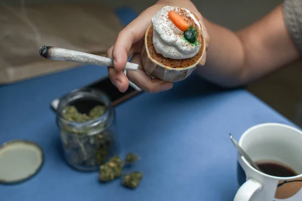 Young Woman Smoking Joint Marijuana While Eats Coffee Cake Breakfast — Stock Photo, Image