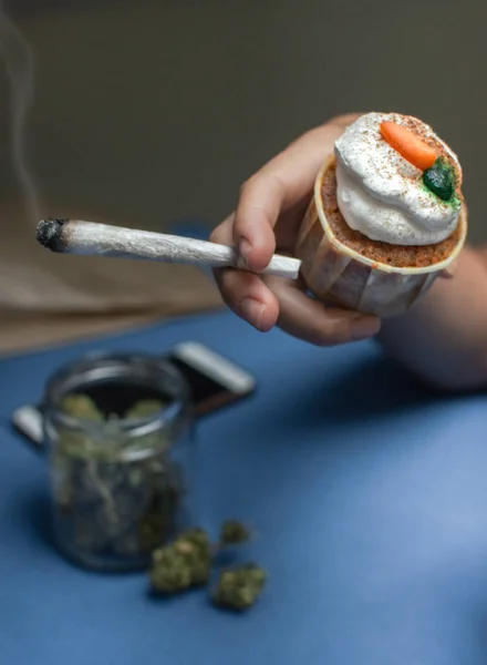 Mano Con Giunto Marijuana Spazio Una Torta Dolce Fatto Con — Foto Stock