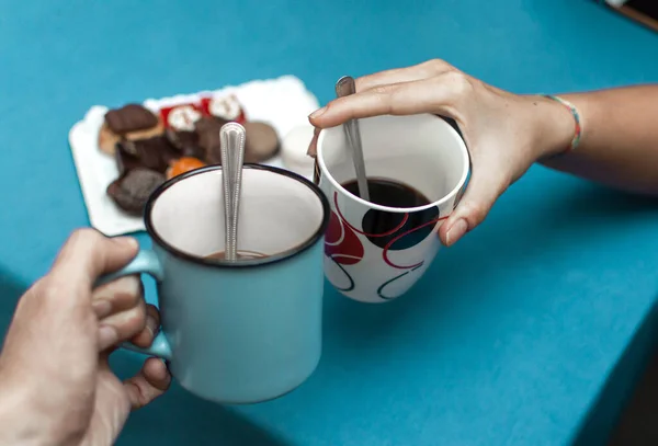 Vrienden Maken Een Toast Met Kopjes Koffie Voordat Zoete Gebakjes — Stockfoto
