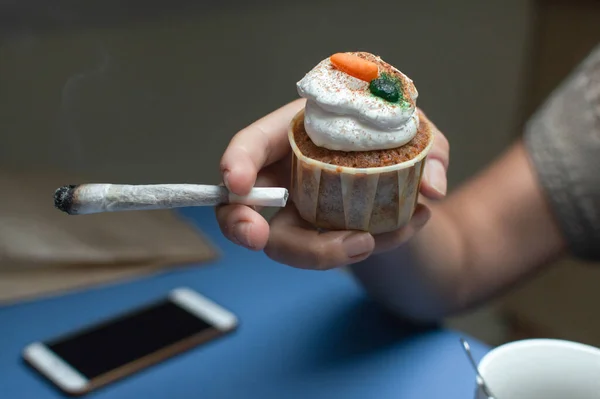 Marihuana Słodycze Konopi Osoba Jedząca Kosmiczny Tort Paląca Duże Zielsko — Zdjęcie stockowe