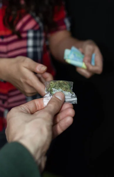 Visão Primeira Pessoa Pessoas Comprando Pagando Maconha Drogas Isoladas Fundo — Fotografia de Stock