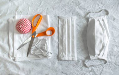 Tıbbi yüz maskesi, basamaklar ve malzemeler bir tane yapmak için gerekli. Coronavirüs 'e karşı el yapımı koruyucu maskenin üst görünümü.