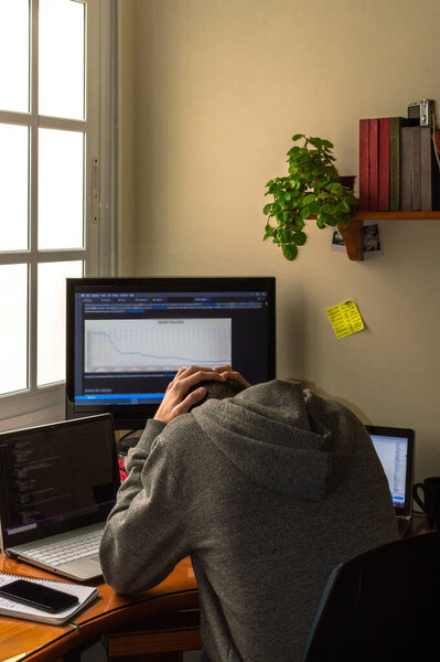 Разочарованный молодой человек, работающий из дома. Небольшой офис дома для дистанционной работы. Концепция телекоммутации или телеработы
.