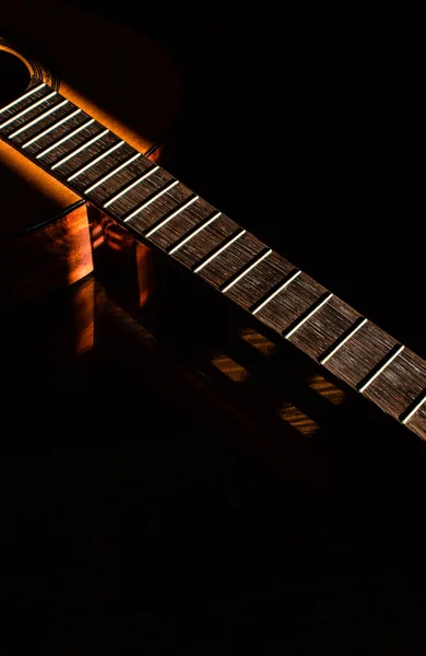 Fondo Abstracto Una Guitarra Oscuridad Parte Central Una Guitarra Iluminada —  Fotos de Stock