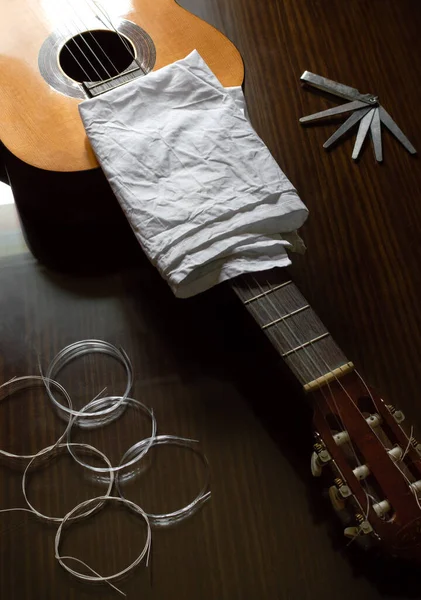 Vista Superior Una Guitarra Lista Para Cambiar Las Cuerdas Guitarra —  Fotos de Stock