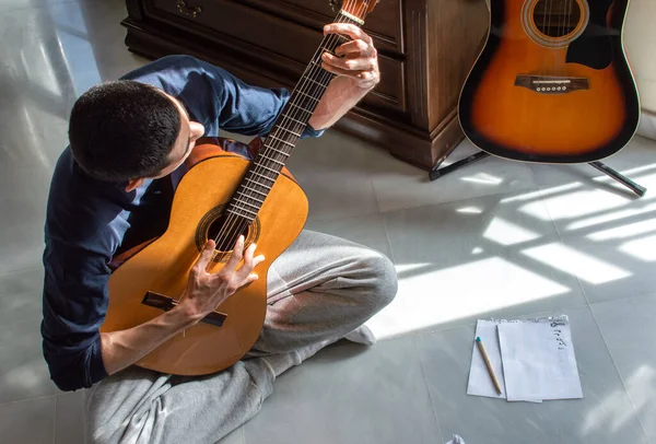 Hombre Tocando Guitarra Componiendo Música Casa Cerca Una Ventana Brillante — Foto de Stock