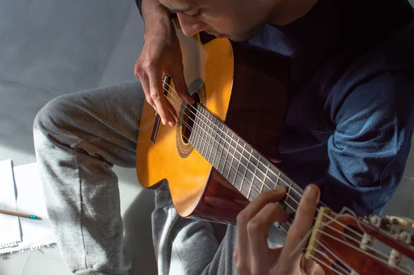 Vista Superior Joven Tocando Guitarra Componiendo Música Casa Hombre Casual —  Fotos de Stock