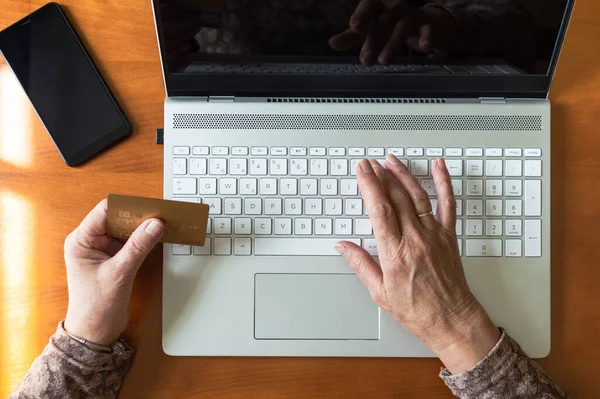 Top View Hands Old Woman Shopping Online Using Credit Card — Stock Photo, Image