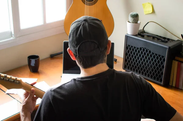 Joven Músico Gorra Aprendiendo Tocar Guitarra Usando Una Computadora Casa — Foto de Stock