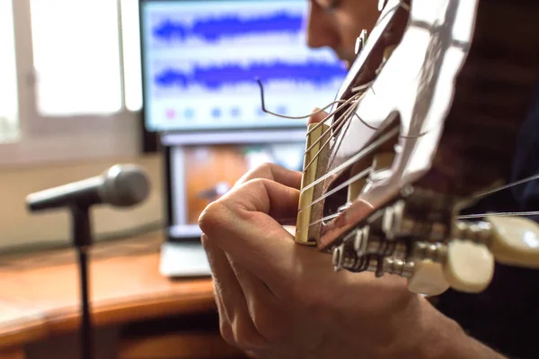 Persoon Speelt Gitaar Neemt Audio Met Behulp Van Microfoon Technologie — Stockfoto