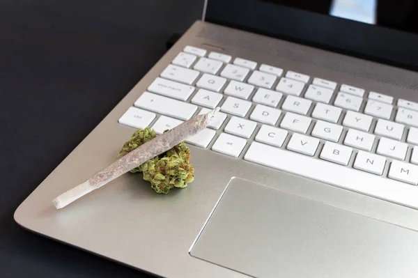 Big Marijuana Joint Cannabis Buds Laptop Black Background Concept Cannabis — Stock Photo, Image