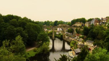 Nidd Nehri manzarası, eski köprü ve bulutlu bir günde Knaresborough Kalesi 'nin yıkıntılarından kayıklar. İngiltere 'nin güzel köyü..