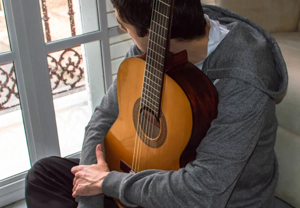 Hombre Melancólico Toma Descanso Tocar Guitarra Para Ver Lluvia Través — Foto de Stock