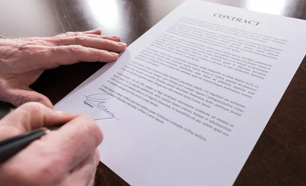 Ondertekening van een contract — Stockfoto