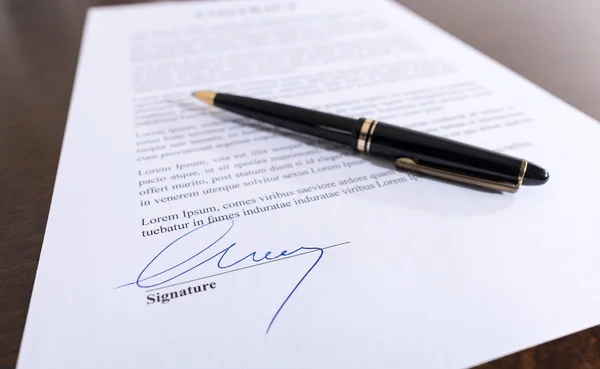 Firma de un contrato — Foto de Stock