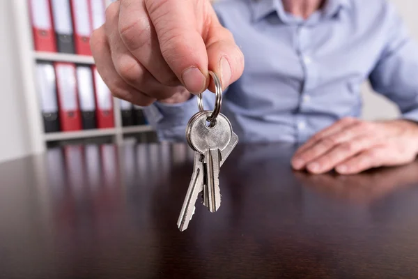 Makler bietet Hausschlüssel an — Stockfoto