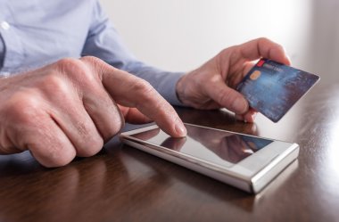 Bir akıllı telefon ile online ödeme