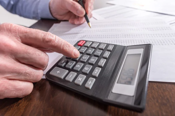 Man doing his accounting — Stock Photo, Image