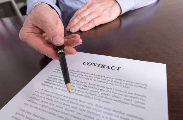 Bir sözleşmenin imzalanması — Stok fotoğraf
