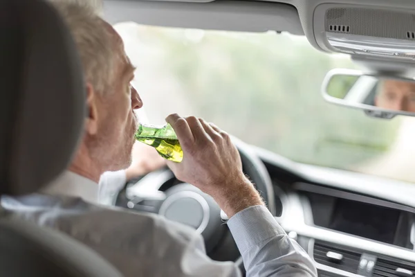 Man alcohol drinken en rijden — Stockfoto