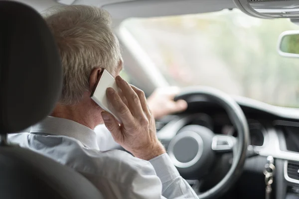 Telefonagem e condução de homens — Fotografia de Stock