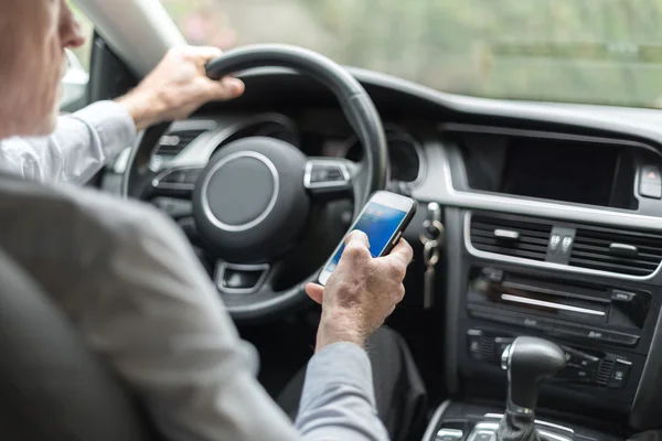 Ember használ a smartphone és a vezetés — Stock Fotó