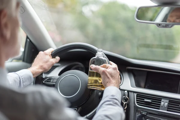 Homme consommant de l'alcool et conduisant — Photo