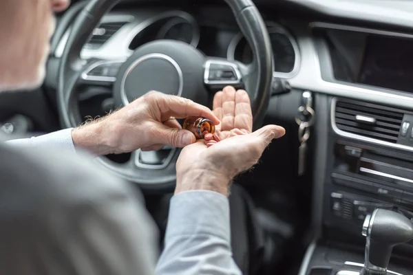 El hombre toma drogas antes de conducir —  Fotos de Stock