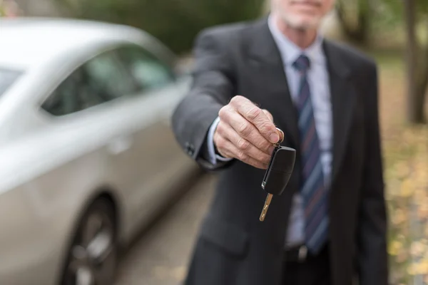 Homme offrant une clé de voiture — Photo