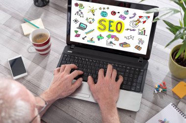 SEO kavramı bir laptop ekranında