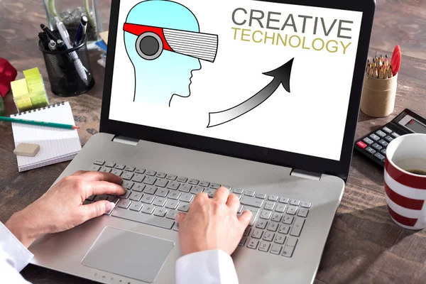 Koncepcja kreatywnych technologii na ekranie laptopa — Zdjęcie stockowe