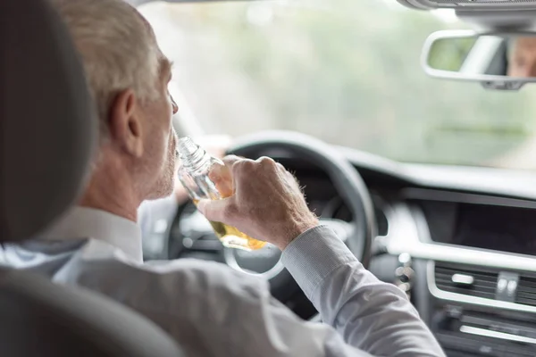 Hombre bebiendo alcohol y conduciendo — Foto de Stock