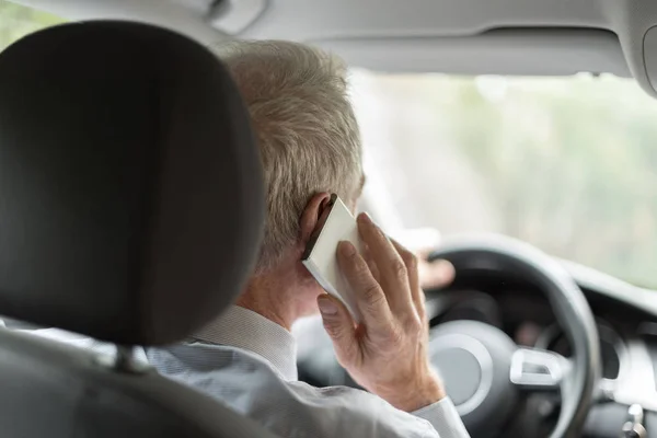 Telefonagem e condução de homens — Fotografia de Stock