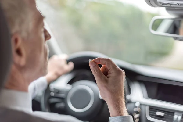 Homem tomando drogas enquanto dirige — Fotografia de Stock