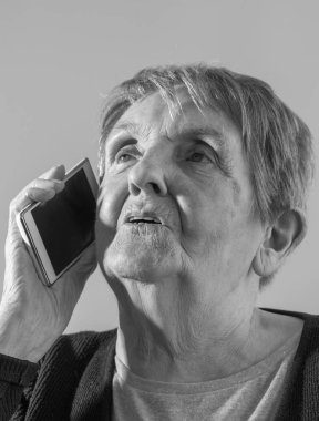 Yaşlı kadın ve yeni teknolojiler