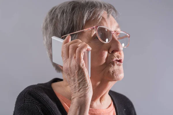 Oudere vrouw en nieuwe technologieën — Stockfoto