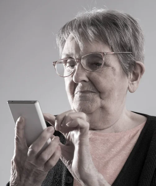 Mulher idosa e novas tecnologias — Fotografia de Stock