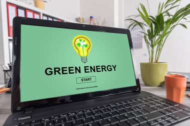 Bir dizüstü bilgisayarda yeşil enerji kavramı