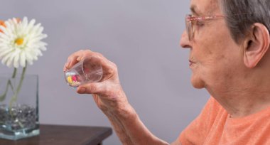 yaşlı kadın alarak ilaç