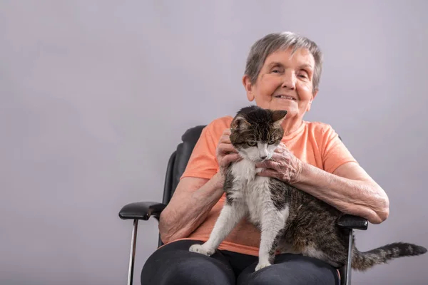 Mujer mayor con su mascota — Foto de Stock