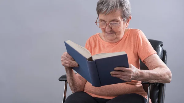 Mulher sênior lendo um livro — Fotografia de Stock