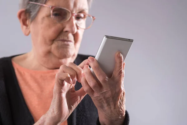 Mulher idosa e novas tecnologias — Fotografia de Stock